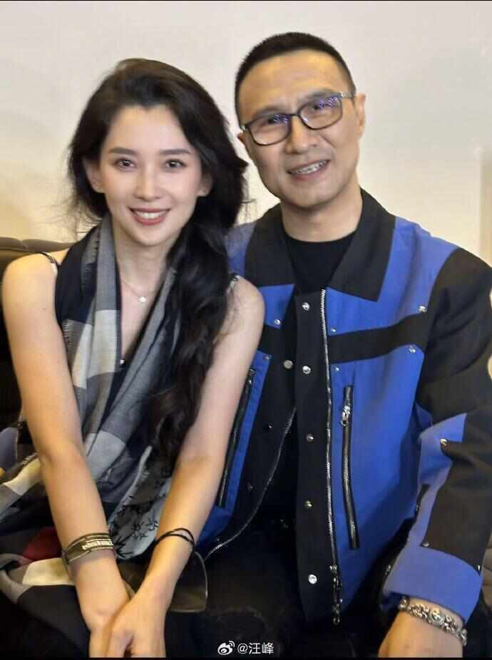 54岁汪峰与53岁宁静传绯闻<strong></p>
<p>马蓉</strong>，汪峰晒34岁正牌女友合照辟谣