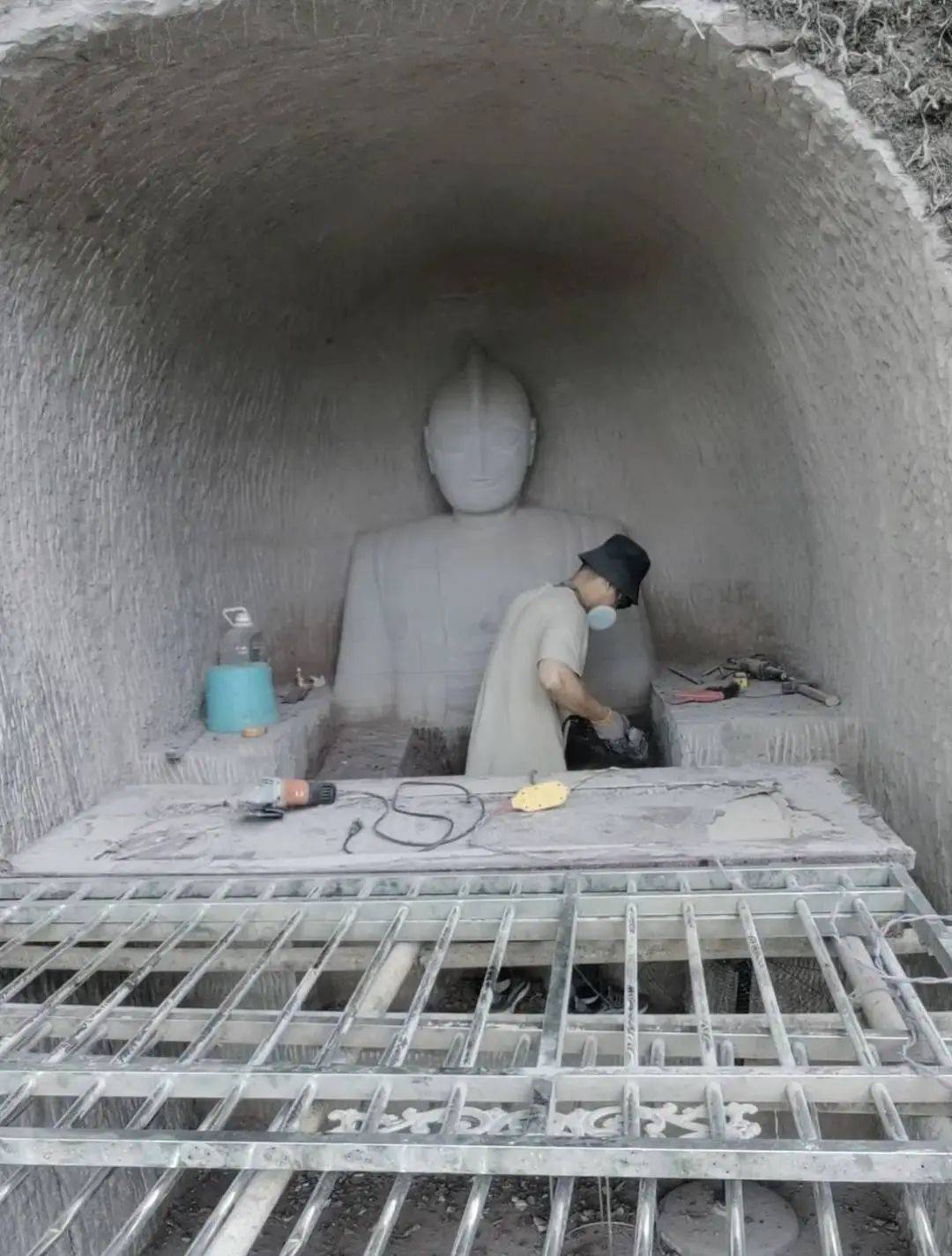 男子花2个月雕刻“奥特曼石窟”惹争议<strong></p>
<p>马蓉</strong>，当地相关部门称会去调查核实，本人回应→