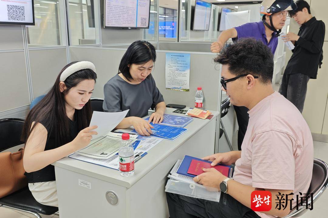 25岁小伙带一沓证书应聘！南京高校毕业生招聘会火爆<strong></p>
<p>商行</strong>，HR：这样的简历很加分