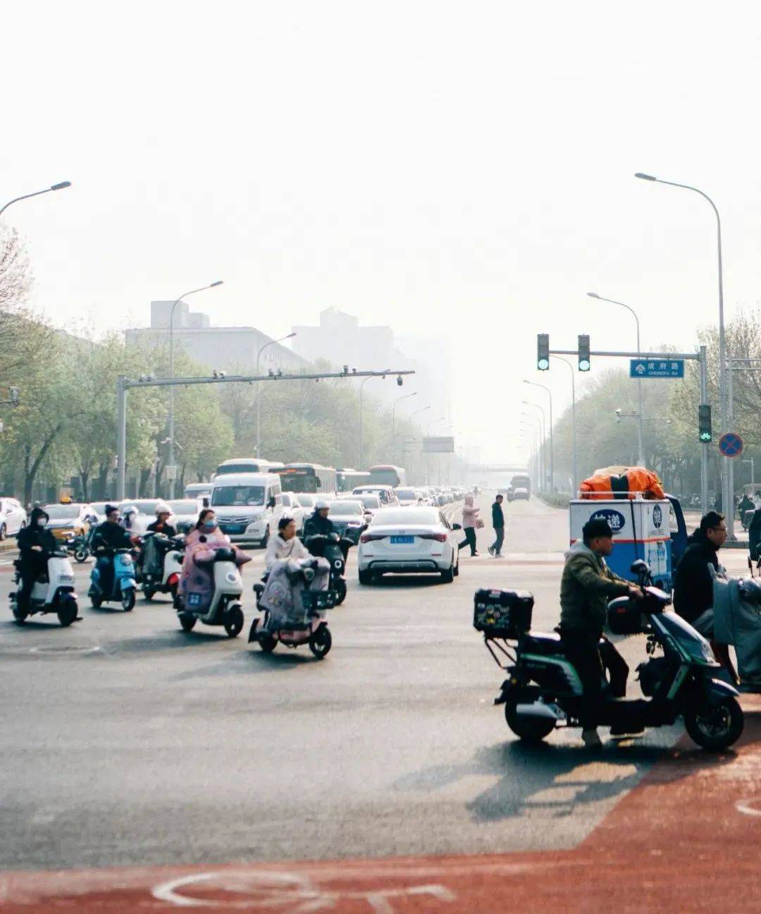 再有钱的北京白领<strong></p>
<p>商行</strong>,也得穿“电驴套装”