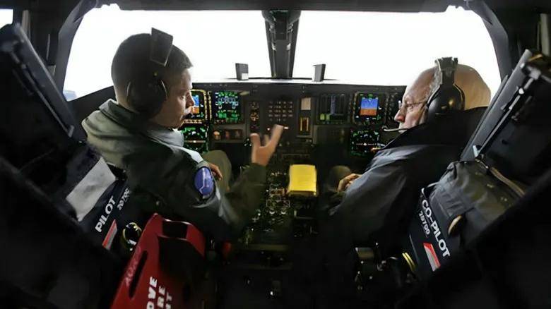 空袭伊朗的B-2座舱高清曝光<strong></p>
<p>商行</strong>,有冰箱微波炉小零食,还能平躺睡觉