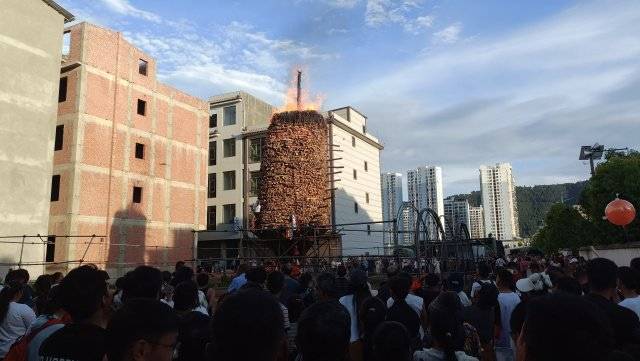 重达15吨<strong></p>
<p>LTC</strong>！玉溪通海燃起巨型火把