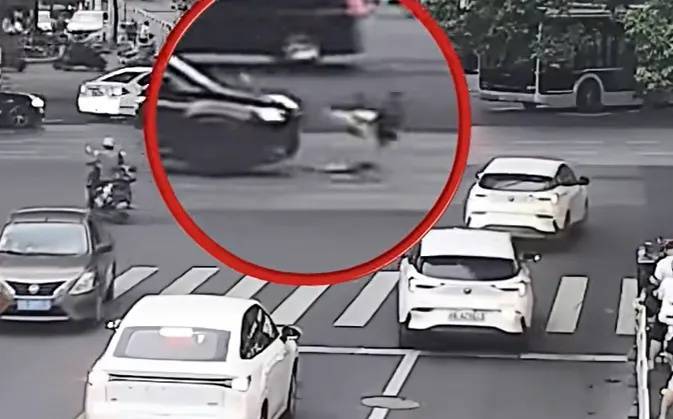 上海一8岁男童单独上路<strong></p>
<p>okb行情</strong>,闯红灯被车撞飞:“家长让我自己出来锻炼一下”