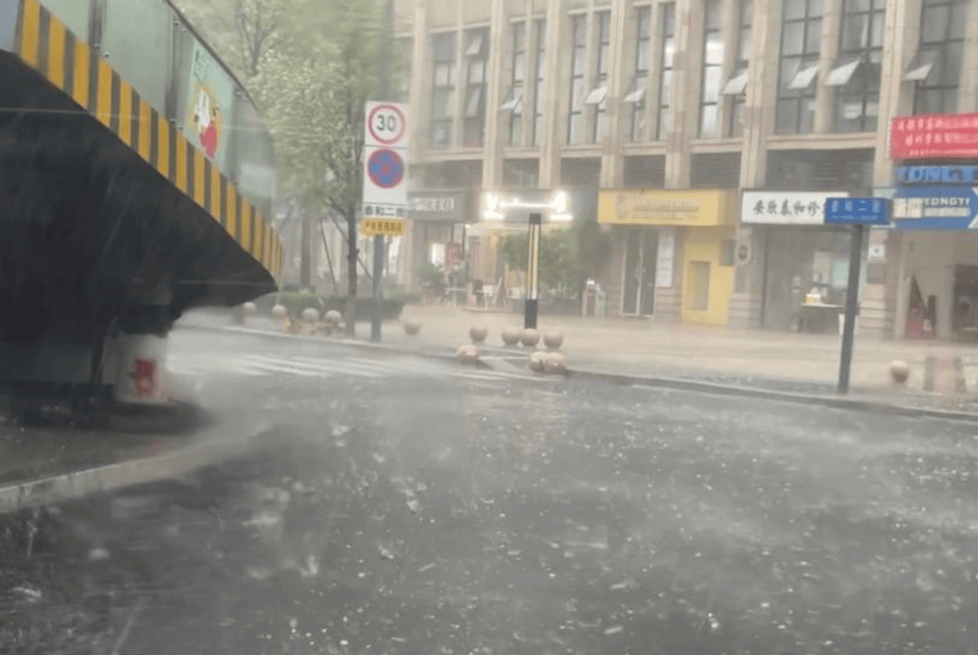 强对流天气来袭 成都市区下起大拇指头大小的冰雹