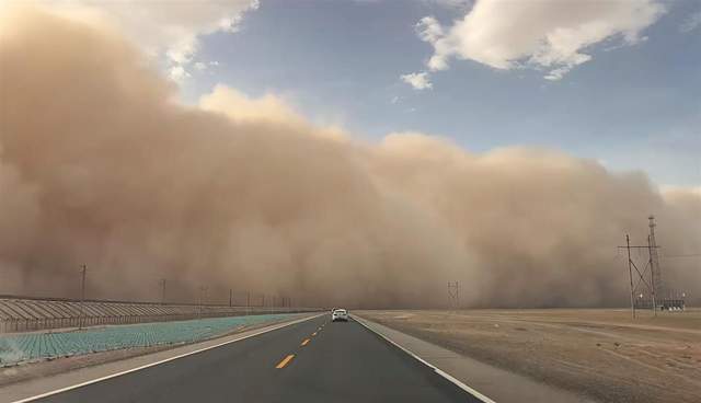 沙尘暴突袭甘肃敦煌<strong></p>
<p>okb价格</strong>，游客：百米高沙墙扑向公路，像是走进了末日小说