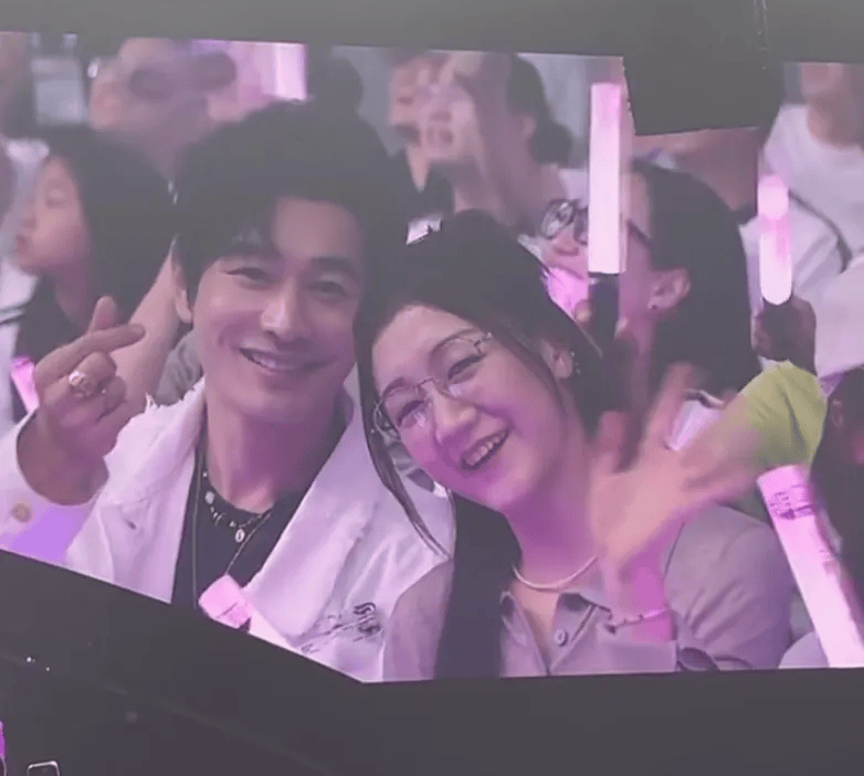 岳云鹏演唱会一幕刷屏：伴舞们是怎么忍住不笑的<strong></p>
<p>okb价格</strong>！