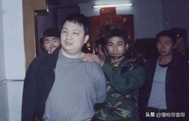 三等功法警制毒31吨<strong></p>
<p>okb价格</strong>,骑单车逃出警察包围,还去大学教课