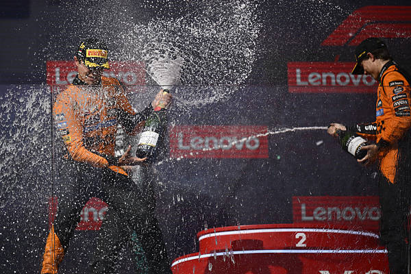 勒克莱尔被“幻影进站”欺骗痛失领奖台<strong></p>
<p>okb发行价</strong>，迈凯伦车队成为F1上半赛季大赢家