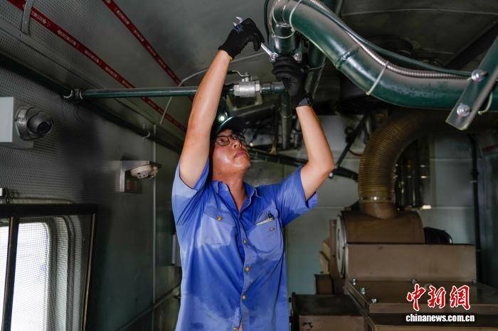陕西西安：70℃下的火车“移动电源”检修师