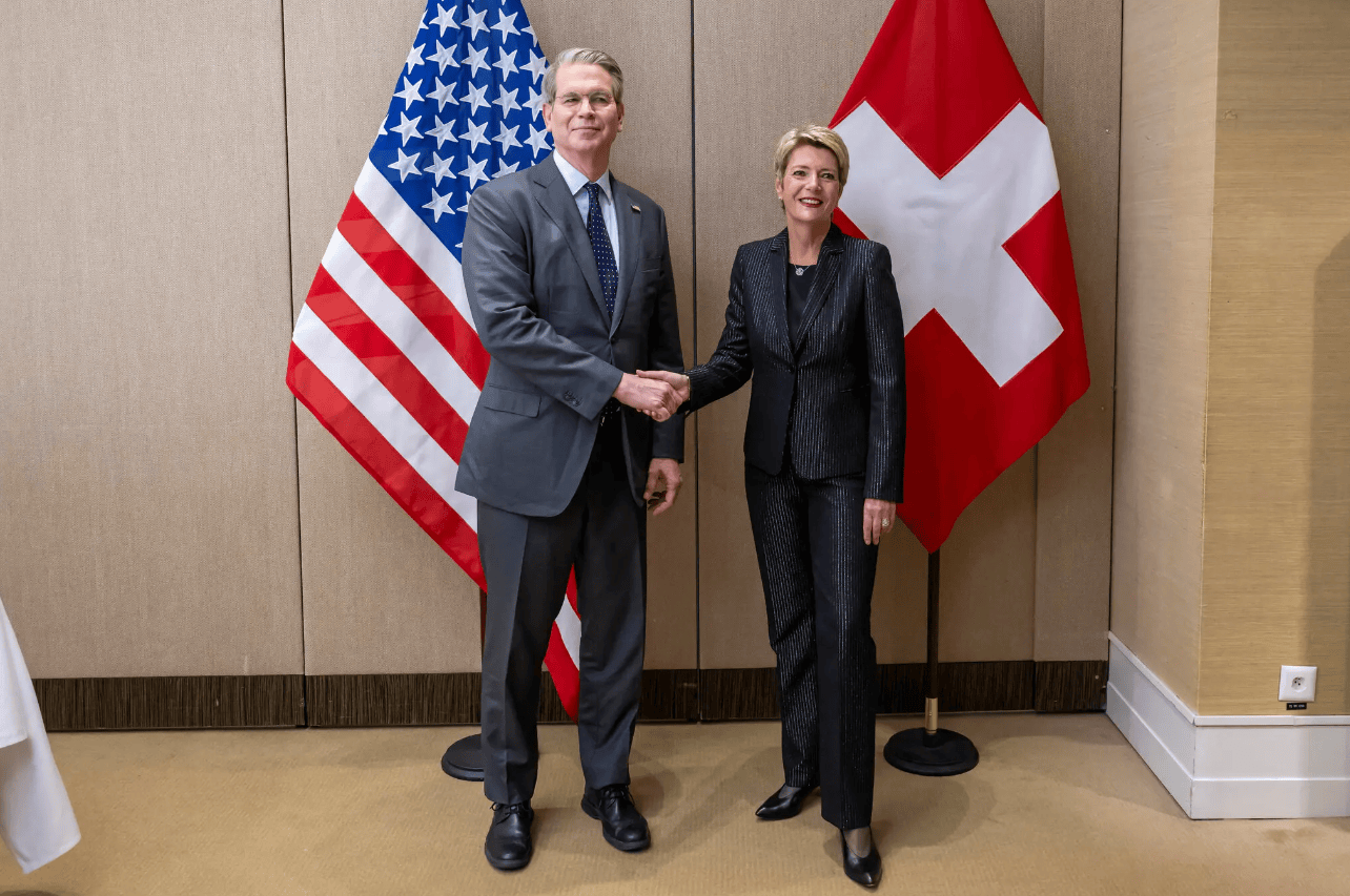 被收39%高关税<strong></p>
<p>okb大跌</strong>，瑞士对美国近400亿美元贸易顺差有三分之二来自出口的金条