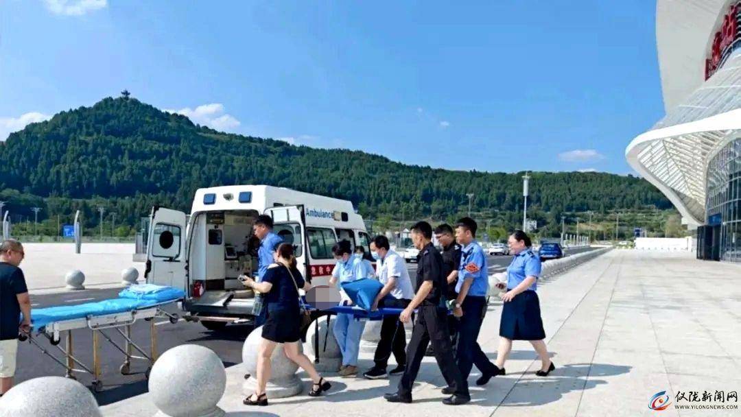 11岁男孩赶火车到成都走亲戚，晕倒在站台！工作人员：被诊断为热射病，已脱险