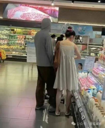 离婚三年又被拍到亲密逛超市<strong></p>
<p>okt</strong>，他俩这是纯带娃还是真复合了？