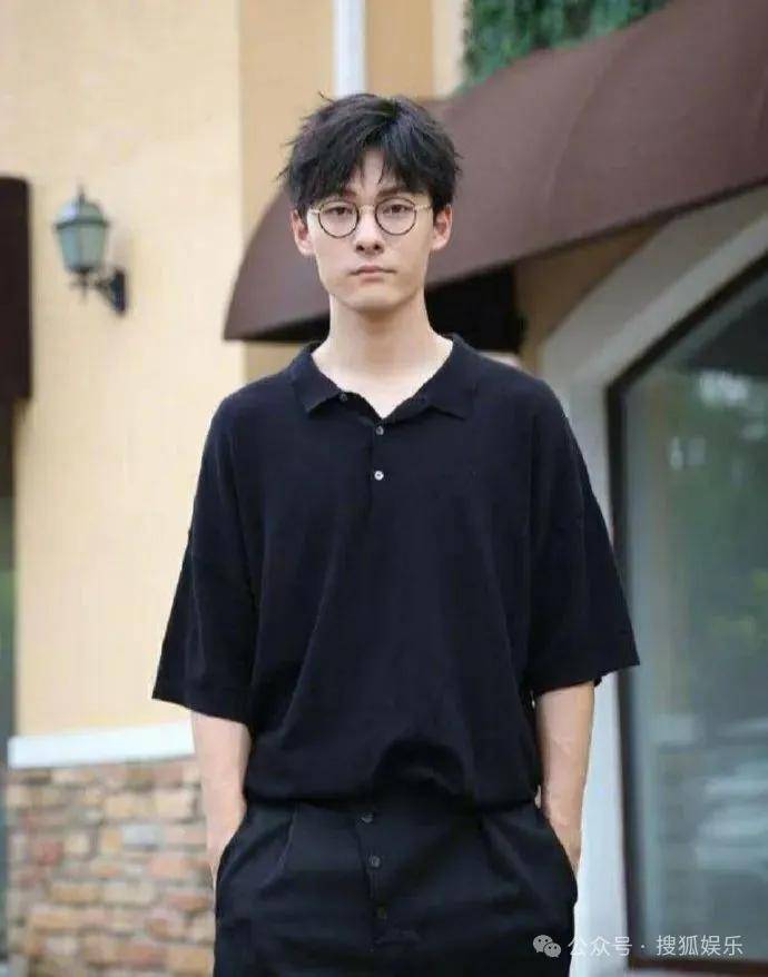 离婚三年又被拍到亲密逛超市<strong></p>
<p>okt</strong>，他俩这是纯带娃还是真复合了？