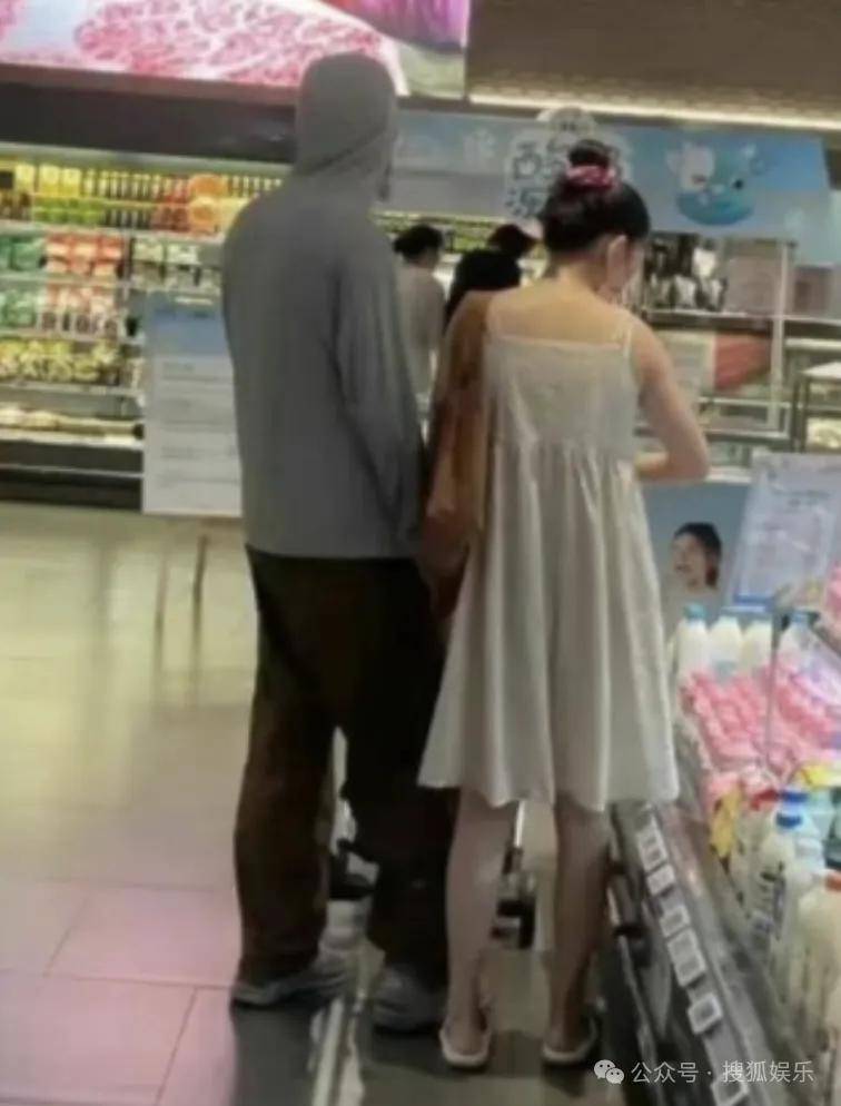 离婚三年又被拍到亲密逛超市<strong></p>
<p>okt</strong>，他俩这是纯带娃还是真复合了？