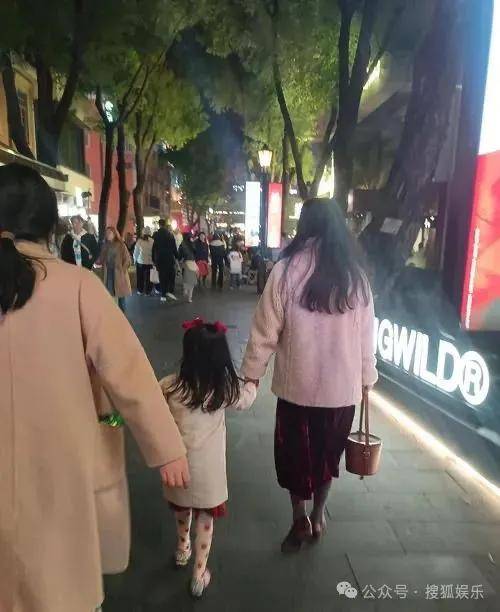 离婚三年又被拍到亲密逛超市<strong></p>
<p>okt</strong>，他俩这是纯带娃还是真复合了？