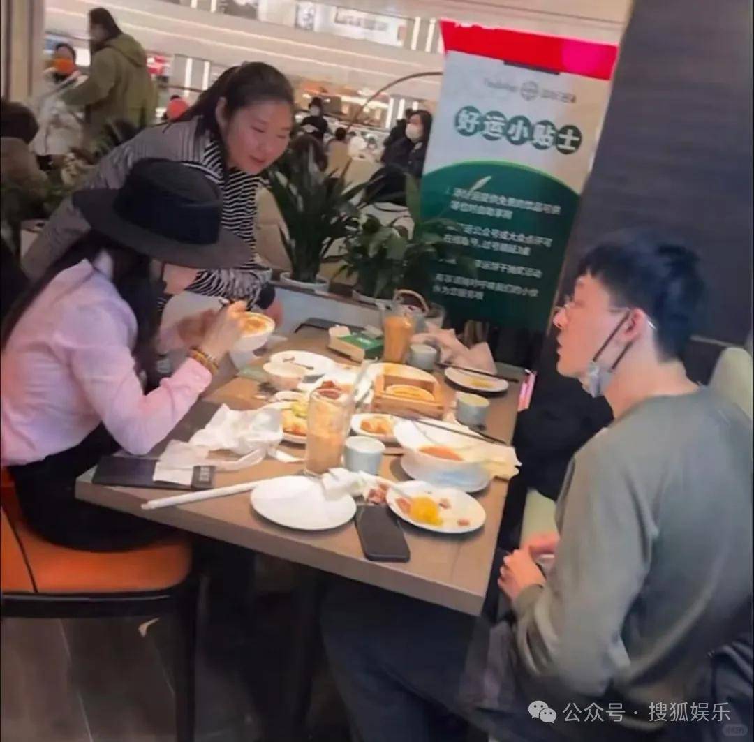 离婚三年又被拍到亲密逛超市<strong></p>
<p>okt</strong>，他俩这是纯带娃还是真复合了？