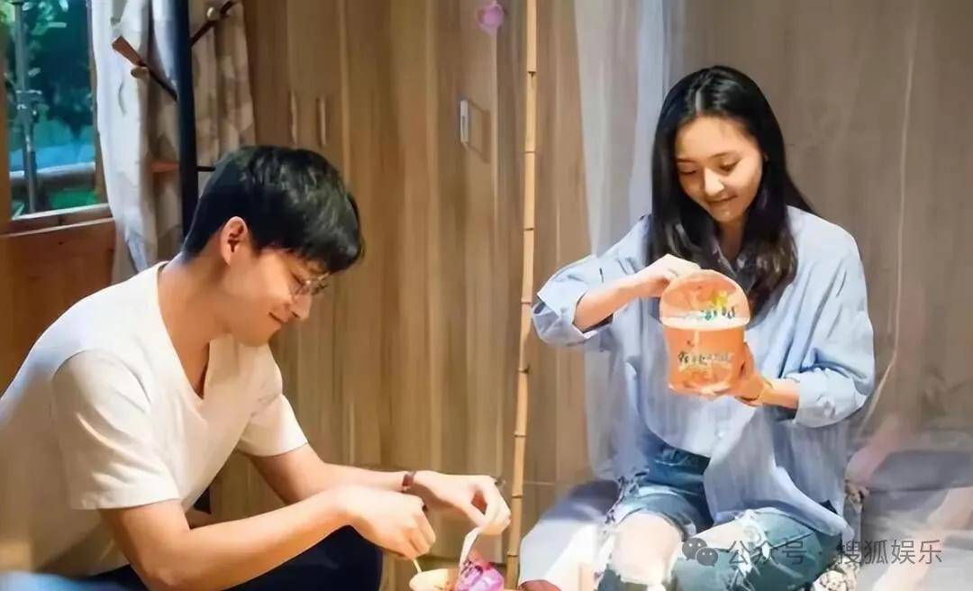 离婚三年又被拍到亲密逛超市<strong></p>
<p>okt</strong>，他俩这是纯带娃还是真复合了？