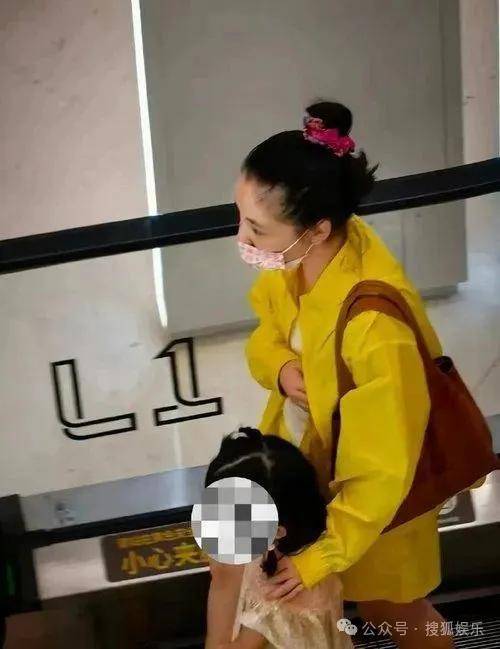 离婚三年又被拍到亲密逛超市<strong></p>
<p>okt</strong>，他俩这是纯带娃还是真复合了？