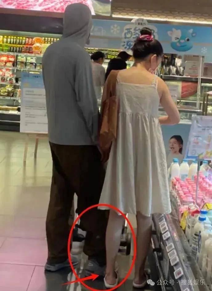 离婚三年又被拍到亲密逛超市<strong></p>
<p>okt</strong>，他俩这是纯带娃还是真复合了？