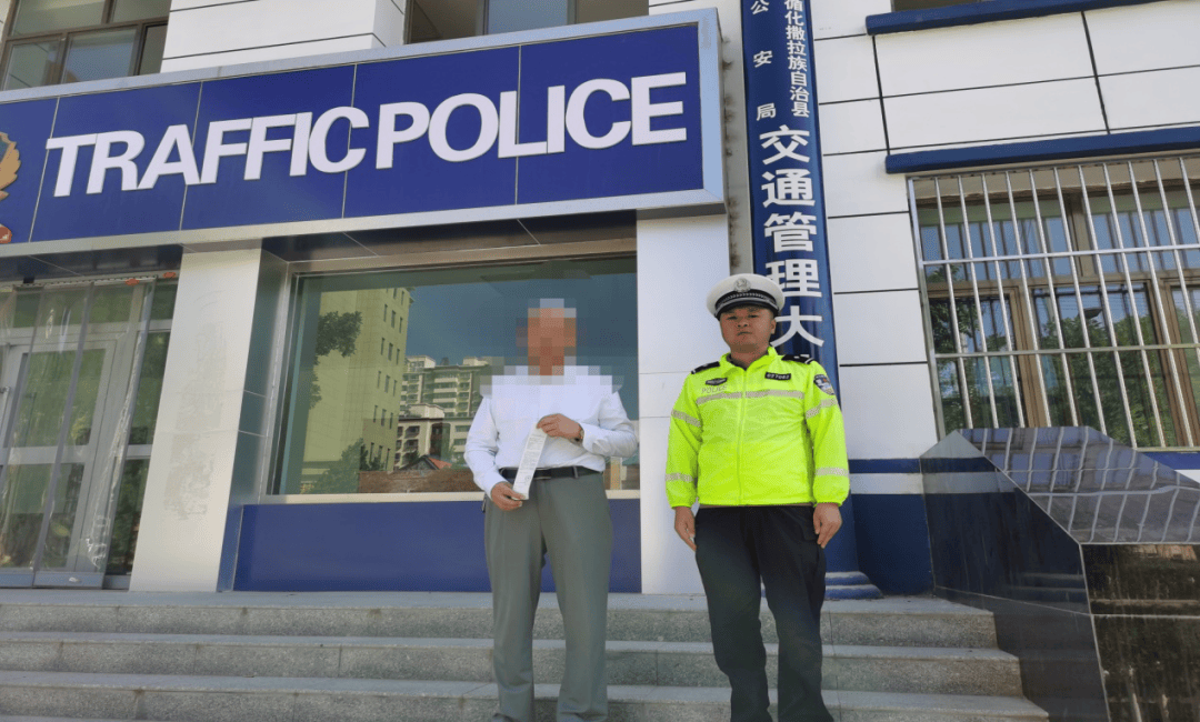 惊险<strong></p>
<p>okt</strong>！青海一女童竟端坐在行驶中的轿车车顶！