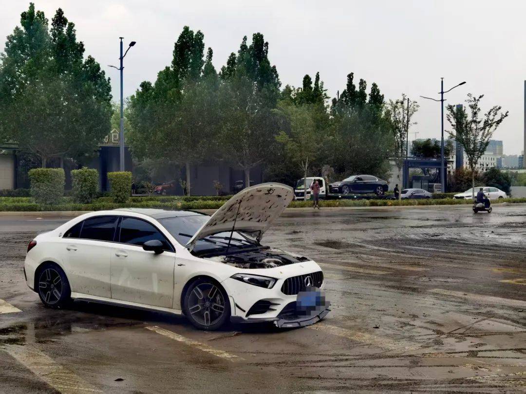 郑州暴雨致京广路隧道被淹<strong></p>
<p>shib</strong>，亲历者：车是飘起来的，很害怕，有人爬梯子离开 2021年也曾淹没多台车辆