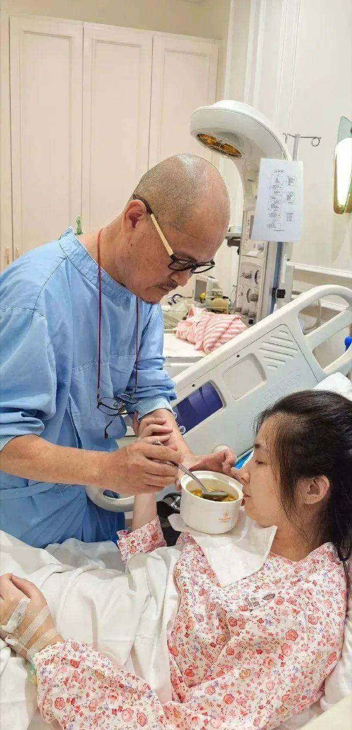 58岁歌手光头李进与小25岁妻子生子