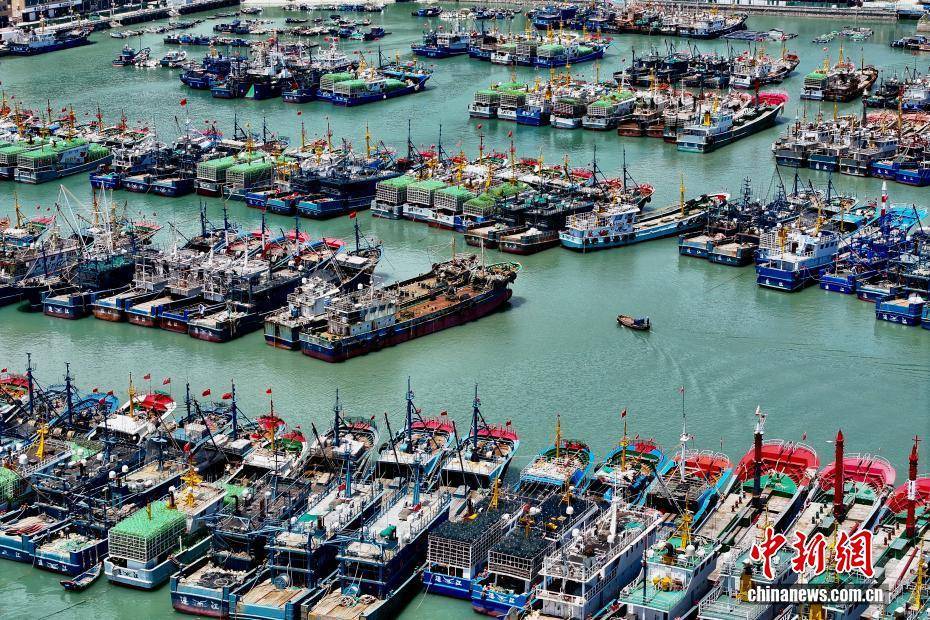 台风“杨柳”逼近 福建连江渔船回港避风