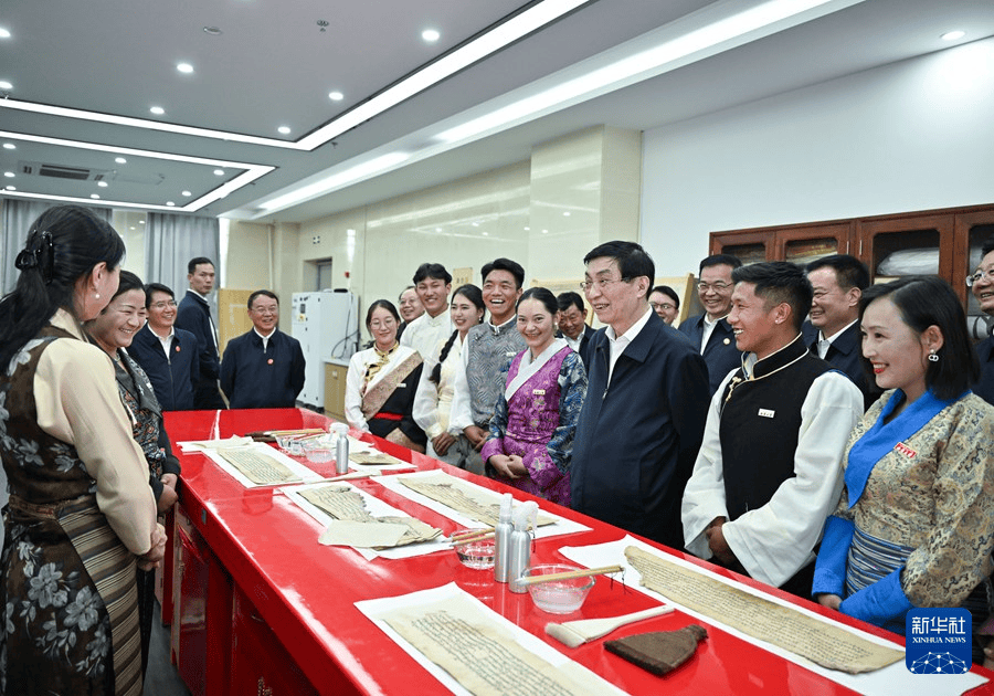 中央代表团在拉萨看望慰问各族干部群众 王沪宁参加活动