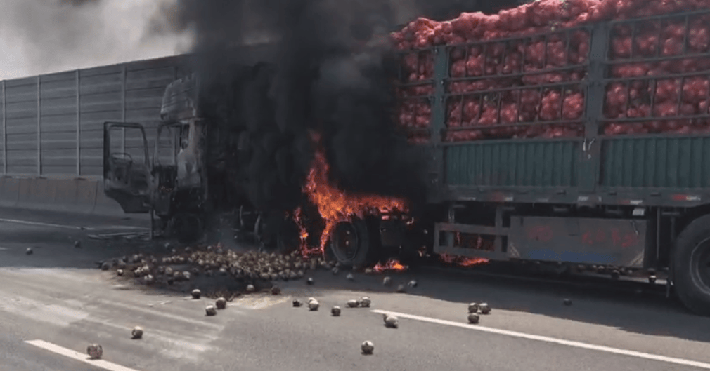 司机往后视镜一看<strong></p>
<p>shib币价格</strong>，糟了！670万元货物“葬身火海”