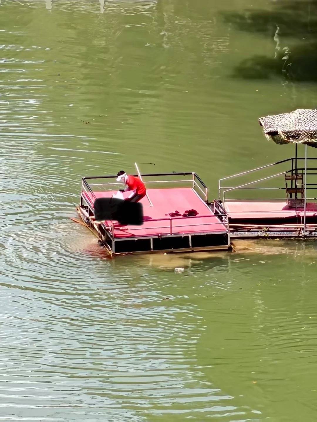 湖北宜昌一景区蹦极绳疑断开游客坠入水中<strong></p>
<p>shib价格</strong>，目击者称看到水里有血迹，当地：无生命危险