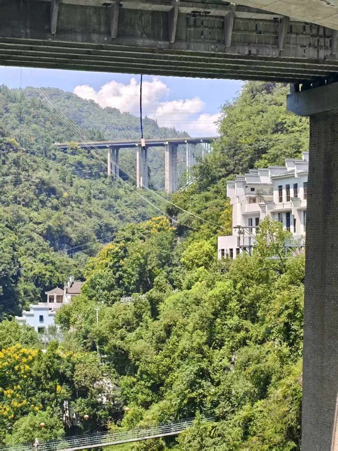 湖北宜昌一景区蹦极绳疑断开游客坠入水中<strong></p>
<p>shib价格</strong>，目击者称看到水里有血迹，当地：无生命危险