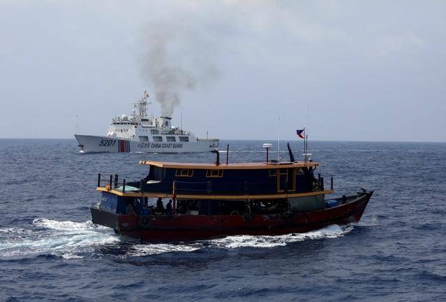 看见中国拖船到场<strong></p>
<p>v神shib</strong>，菲律宾又划新红线，不许中方登上“坐滩”军舰