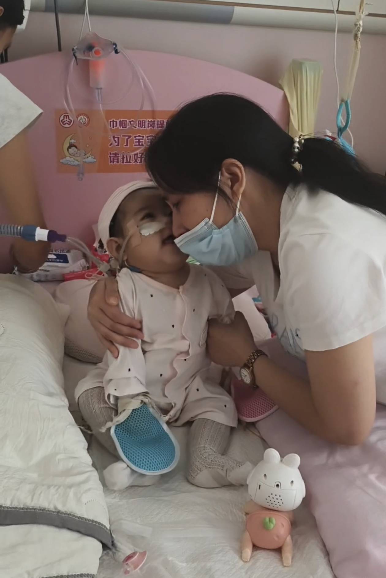 奶奶在哭<strong></p>
<p>tp钱包</strong>，宝宝在笑！40天女婴重病，00后父亲割肝救女，术后这一幕让网友泪奔