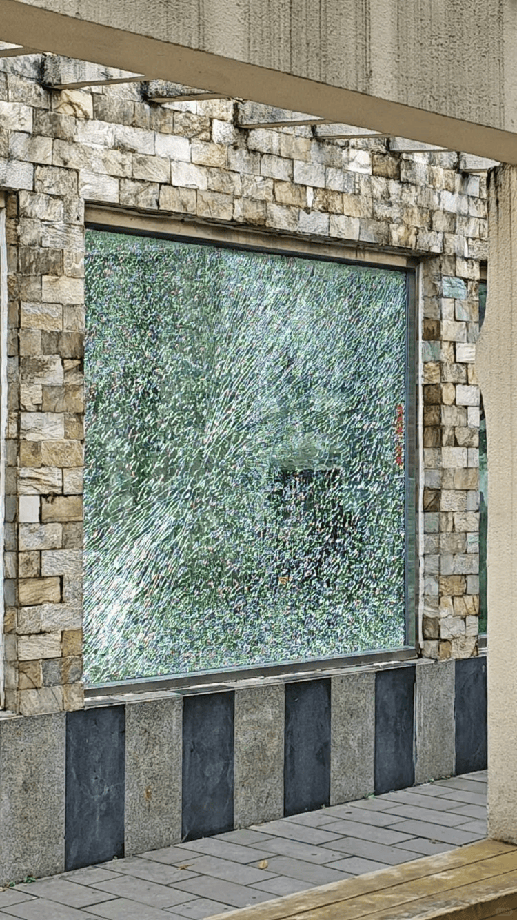 成都动物园山魈“暴走”用石头砸碎馆舍玻璃<strong></p>
<p>tp钱包</strong>，园方：属实，将评估是否移除小石头