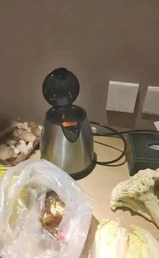 男子发视频“炫耀”用客房水壶煮火锅<strong></p>
<p>tp钱包</strong>，当事酒店回应