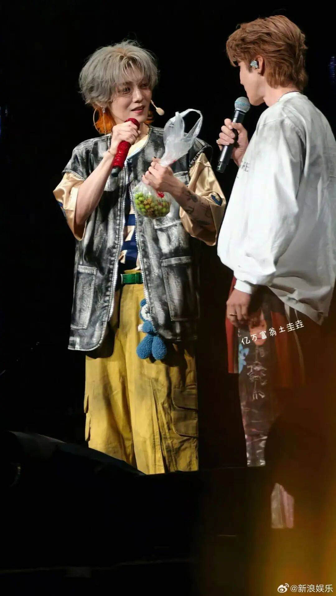 鹿晗拿走路人莲子误以为是粉丝礼物，当事人：请好好享用，希望鹿哥吃得开心！