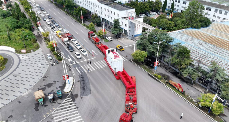 安徽淮南：400吨“巨无霸”安全抵达