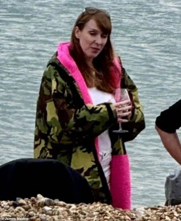 金正恩女儿首登国际舞台<strong></p>
<p>tp钱包官网下载</strong>，引爆接班传闻！英国首相被架空，工党内斗成全武行…