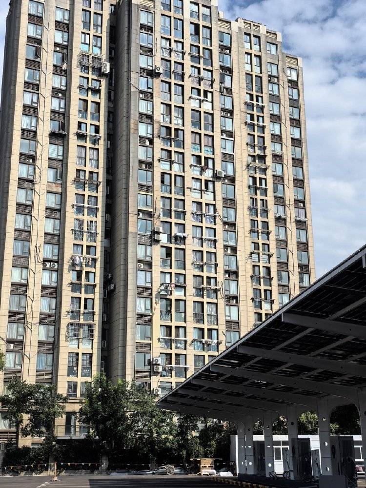 窗外现连片光伏板<strong></p>
<p>tp钱包安卓版</strong>,“眼睛快被晃瞎”上海一些光伏设施引光污染争议