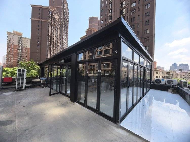 窗外现连片光伏板<strong></p>
<p>tp钱包安卓版</strong>,“眼睛快被晃瞎”上海一些光伏设施引光污染争议