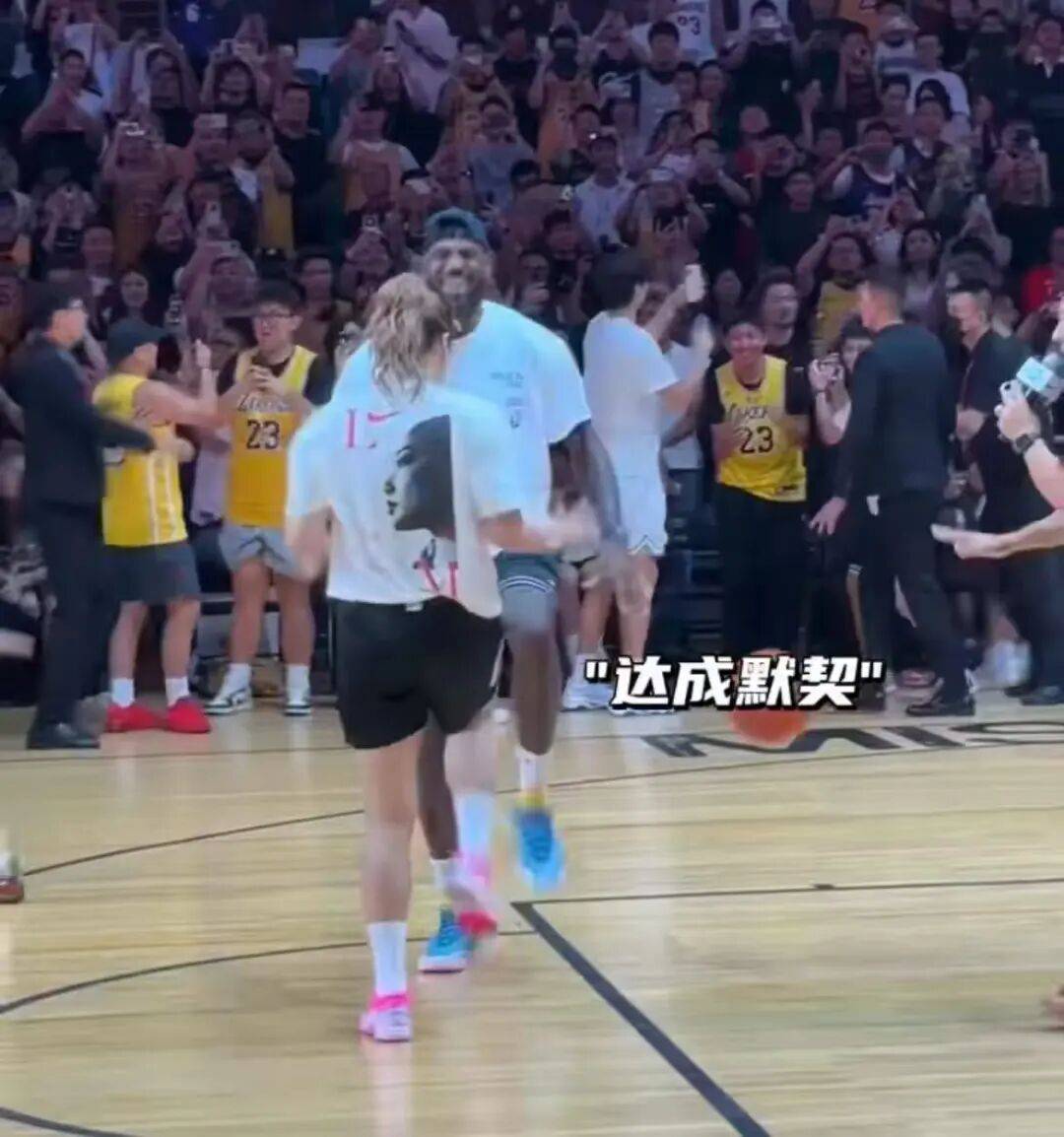 1米82的李梦与詹姆斯拥抱<strong></p>
<p>tp钱包官网</strong>，两人合做经典动作！网友：这波追星太成功