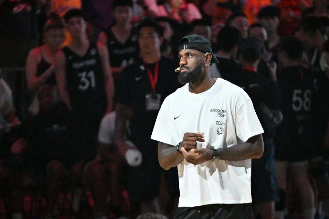 1米82的李梦与詹姆斯拥抱<strong></p>
<p>tp钱包官网</strong>，两人合做经典动作！网友：这波追星太成功