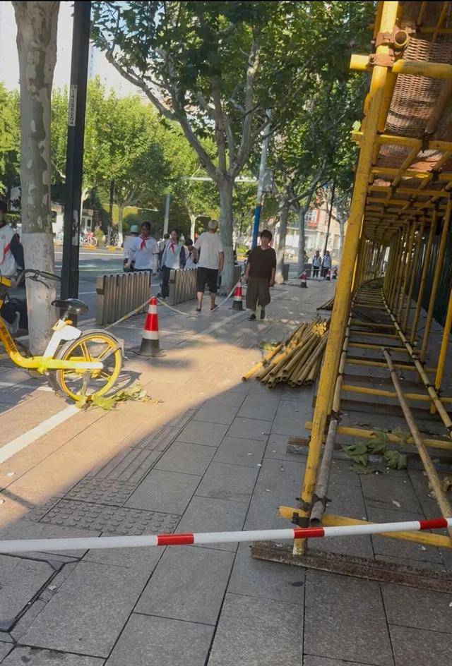 事发上海校门口！学生上学像闯关：夹缝中慢慢腾挪<strong></p>
<p>tp钱包</strong>，与非机动车迎面对冲…家长担忧：何时是头