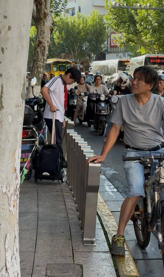 事发上海校门口！学生上学像闯关：夹缝中慢慢腾挪<strong></p>
<p>tp钱包</strong>，与非机动车迎面对冲…家长担忧：何时是头