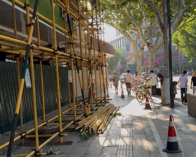 事发上海校门口！学生上学像闯关：夹缝中慢慢腾挪<strong></p>
<p>tp钱包</strong>，与非机动车迎面对冲…家长担忧：何时是头