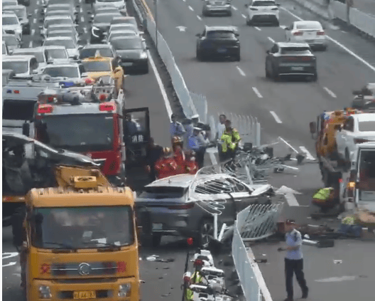 广州鹤洞大桥荔湾往海珠方向3辆小车发生碰撞，致早高峰交通拥堵