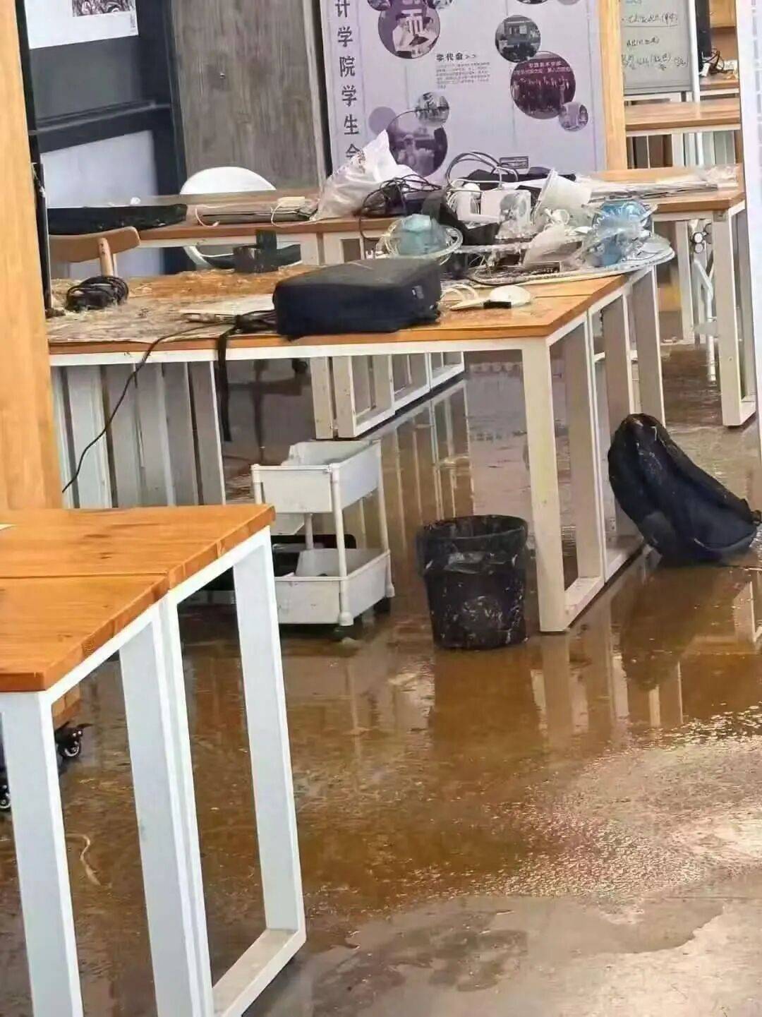 浙江杭州一女生教室正做作业<strong></p>
<p>tp钱包</strong>，头顶管道破裂被污水淋头，情绪崩溃大哭，中国美院良渚校区：眼镜堵塞管道致泄漏，女生已得到安抚