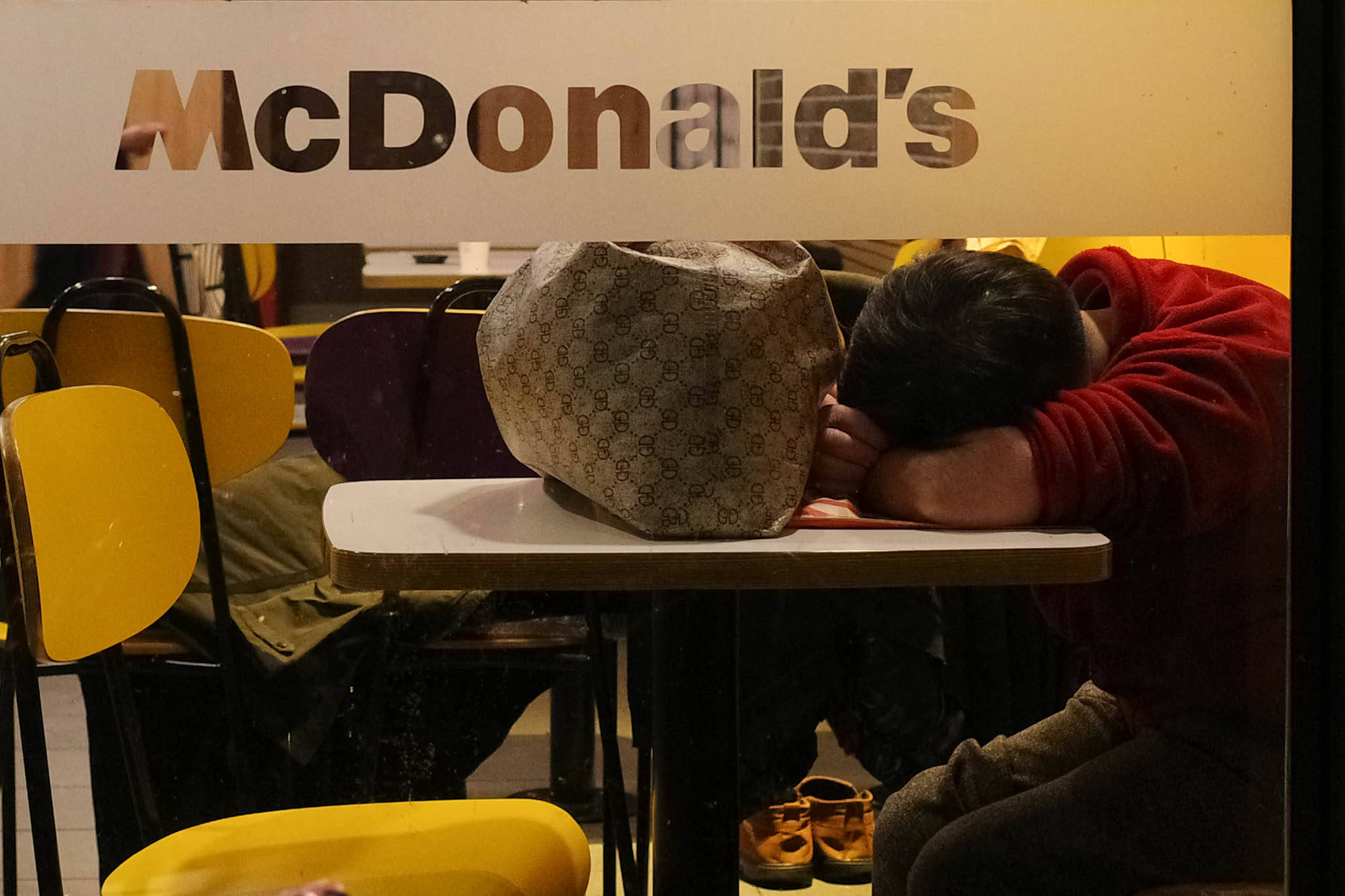 麦当劳夜宿者：老人占六成<strong></p>
<p>tp钱包是正规平台</strong>，各有心酸事