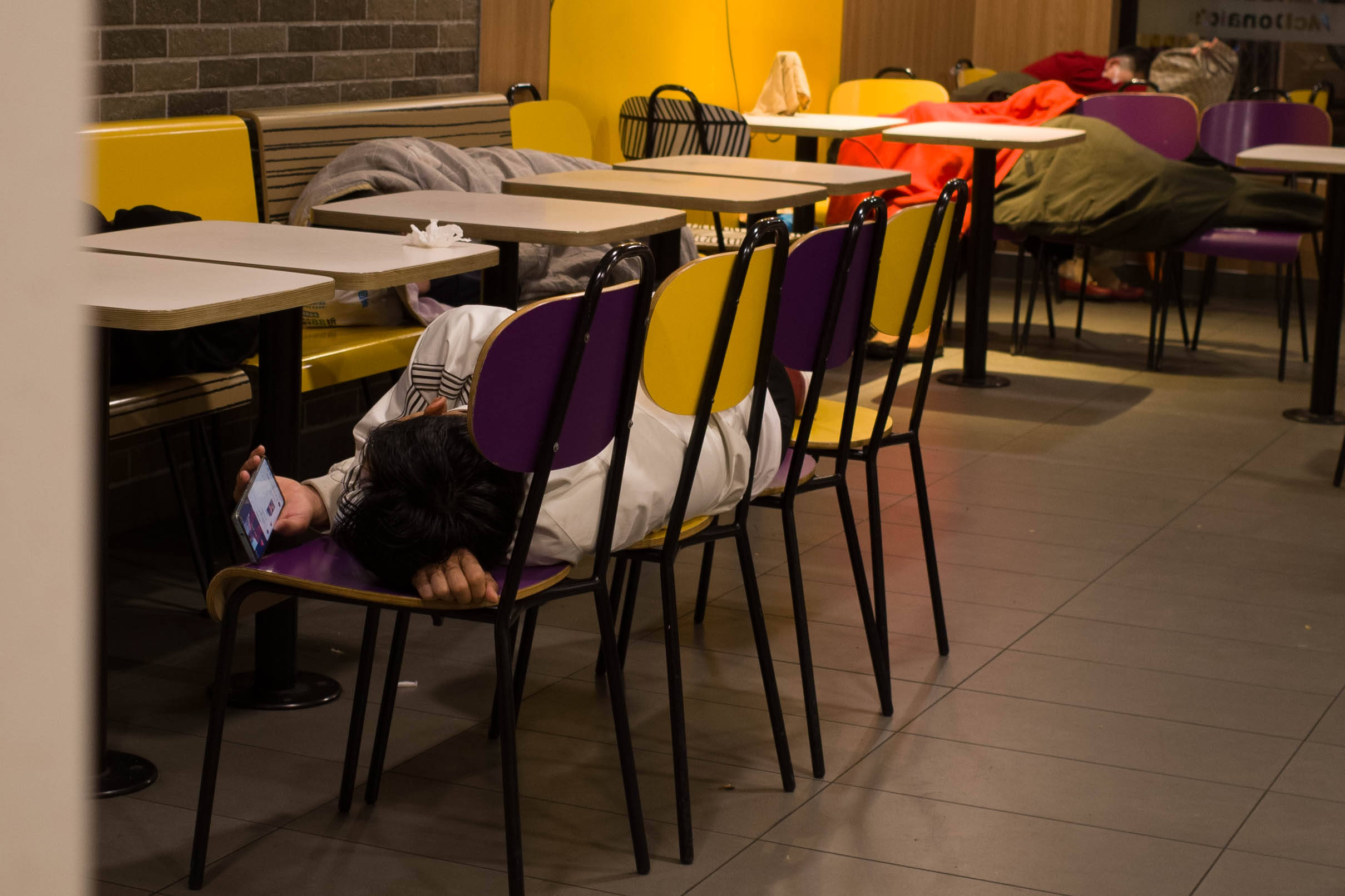 麦当劳夜宿者：老人占六成<strong></p>
<p>tp钱包是正规平台</strong>，各有心酸事