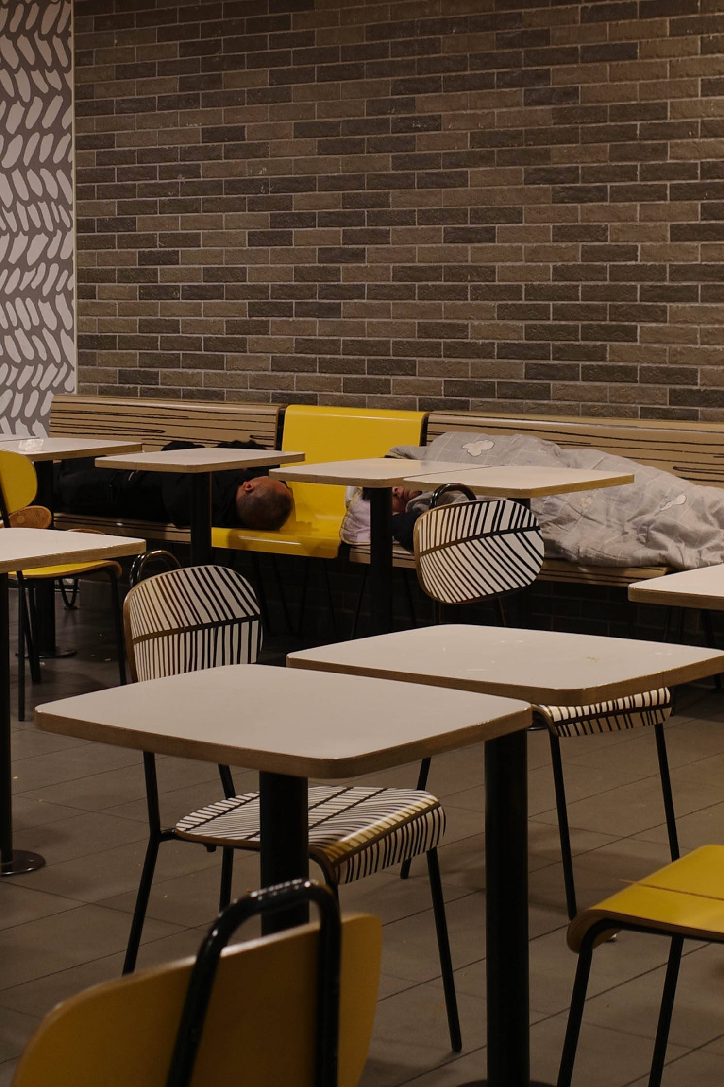 麦当劳夜宿者：老人占六成<strong></p>
<p>tp钱包是正规平台</strong>，各有心酸事